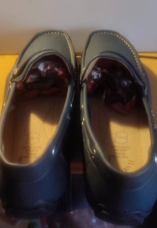 Zapatos mocasines grises con detalle rojo