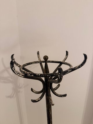 Perchero de pie de madera negro. Estilo rasgado.