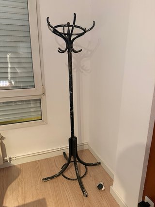 Perchero de pie de madera negro. Estilo rasgado.