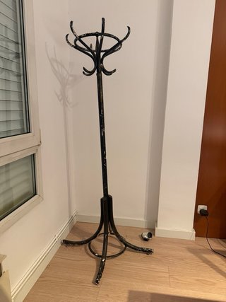 Perchero de pie de madera negro. Estilo rasgado.