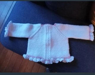 Jersey de bebé tejido a mano primera puesta.