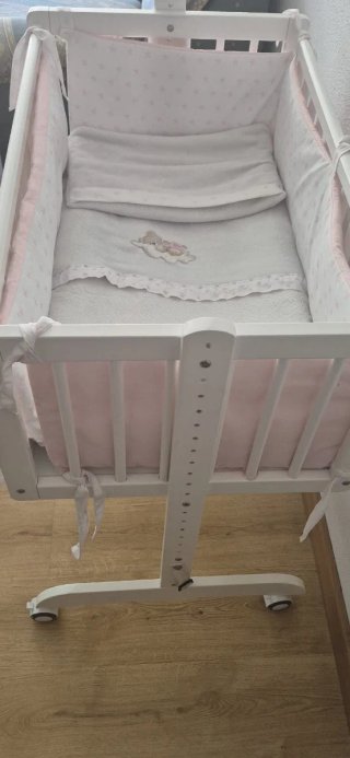 Cuna de bebé blanca con detalles rosas