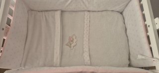 Cuna de bebé blanca con detalles rosas