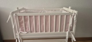 Cuna de bebé blanca con detalles rosas