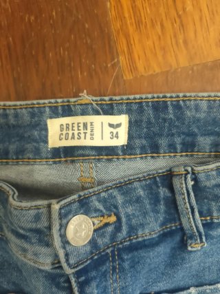 Pantalón vaquero con tachuelas