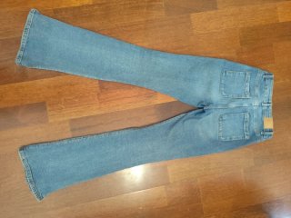 Pantalón vaquero con tachuelas