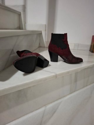 Botas de piel burdeos y negras