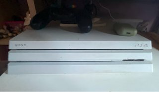 PS4 Pro Blanca + mando + 4 Juegos