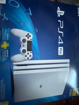 PS4 Pro Blanca + mando + 4 Juegos