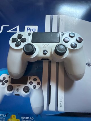 PS4 Pro Blanca + mando + 4 Juegos