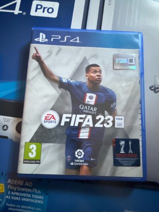 PS4 Pro Blanca + mando + 4 Juegos