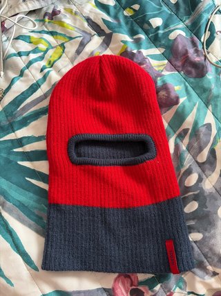 Passamontagna rosso e blu