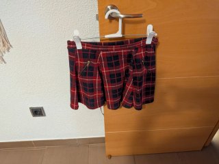 Falda de cuadros roja y negra