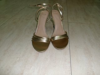 Tacones dorados MNG talla 39