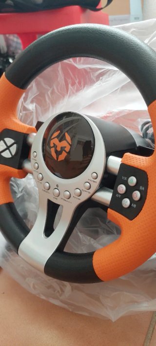 Volante y pedales gamer naranja