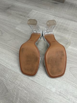 Zapatos de tacón Zara plateados transparentes
