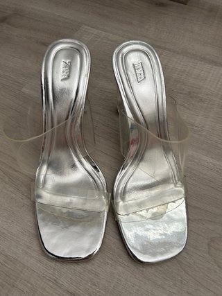 Zapatos de tacón Zara plateados transparentes