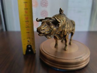 Toro de bronce macizo con peana
