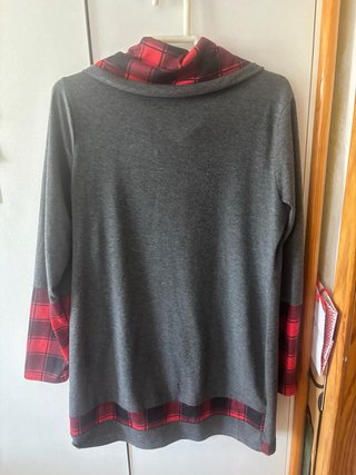 Jersey gris y rojo con cuadros