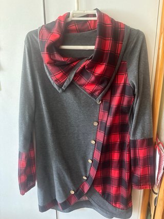 Jersey gris y rojo con cuadros