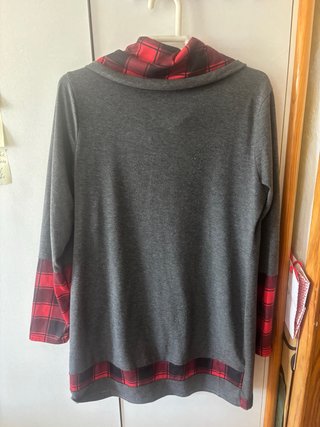 Jersey gris y rojo con cuadros