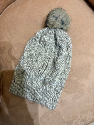 Gorro de lana trenzado con pompón