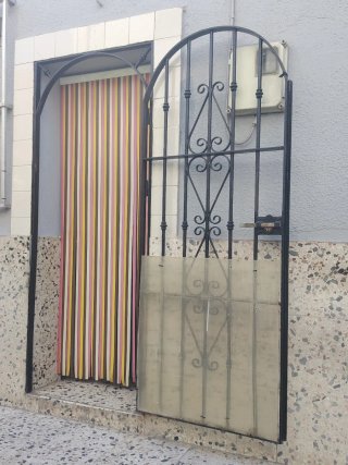 Reja de puerta de hierro forjado