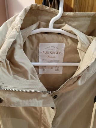 Parka beige con capucha.