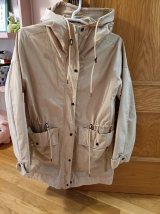 Parka beige con capucha.