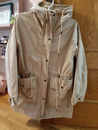 Parka beige con capucha.