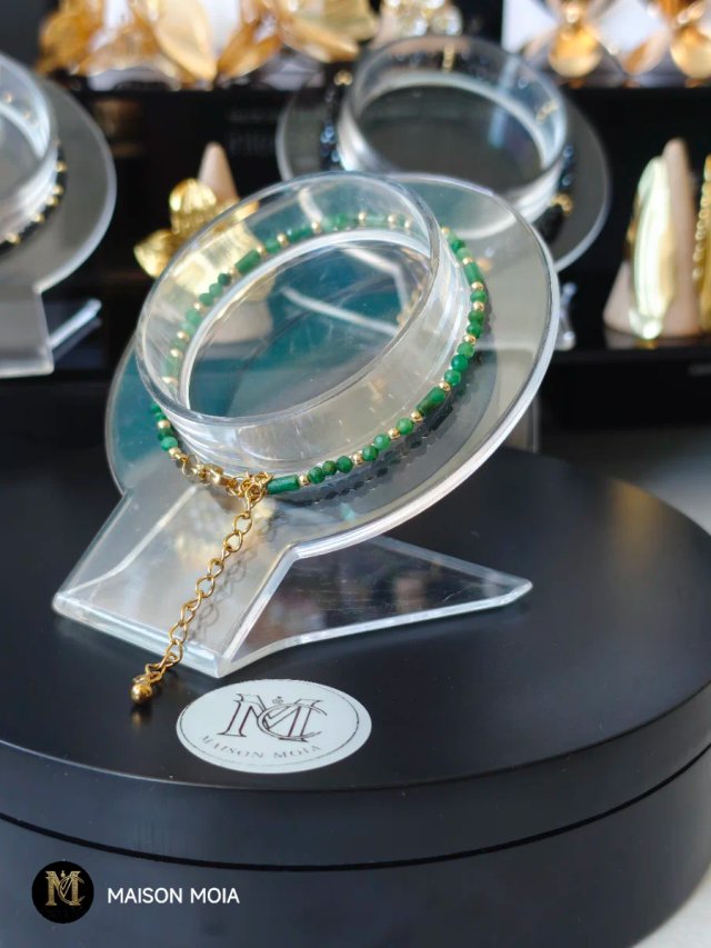 Pulsera de piedras verdes y detalles dorados
