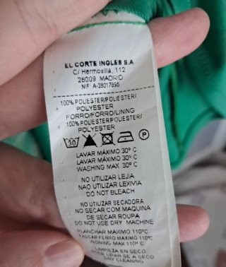 Vestido de verano estampado tropical.