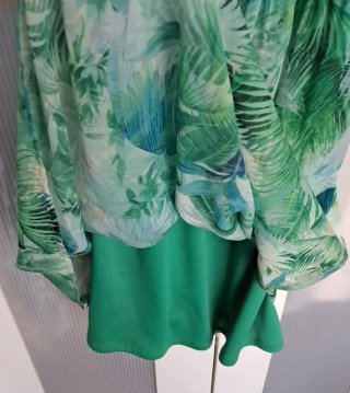 Vestido de verano estampado tropical.