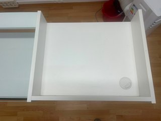 Mostrador blanco con vitrina y luz LED