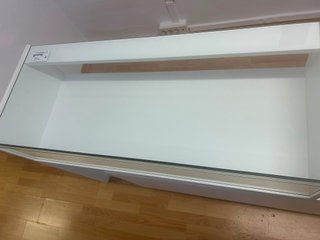 Mostrador blanco con vitrina y luz LED