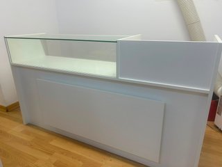 Mostrador blanco con vitrina y luz LED