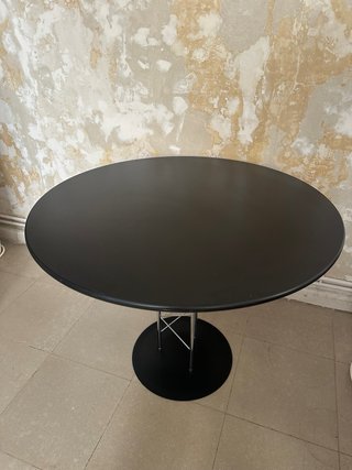 Mesa redonda estilo Bauhaus negra y cromada