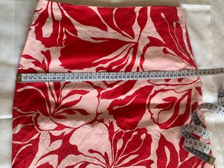 Falda elástica estampada roja y blanca