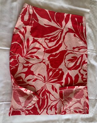 Falda elástica estampada roja y blanca