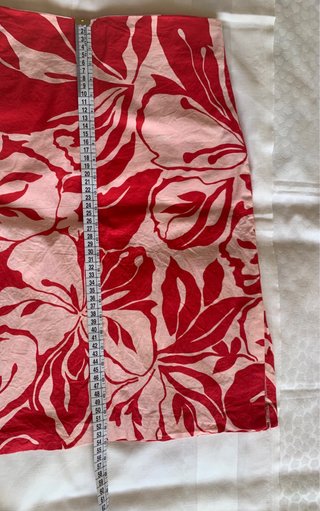 Falda elástica estampada roja y blanca