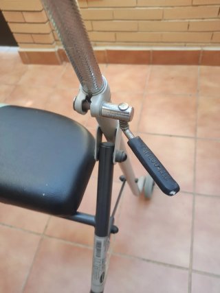 Andador con asiento y ruedas