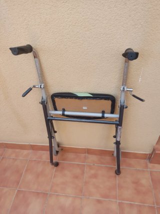 Andador con asiento y ruedas