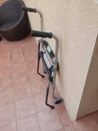 Andador con asiento y ruedas