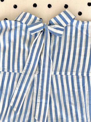 Camisa Rayas Azul y Blanco TallaXS lazo trasero