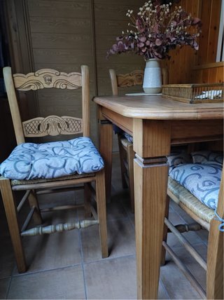 Mesa de madera con 3 sillas.