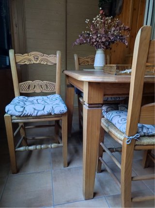 Mesa de madera con 3 sillas.