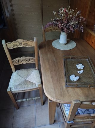 Mesa de madera con 3 sillas.