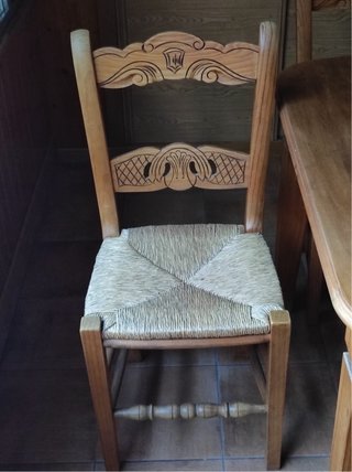 Mesa de madera con 3 sillas.