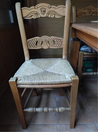 Mesa de madera con 3 sillas.