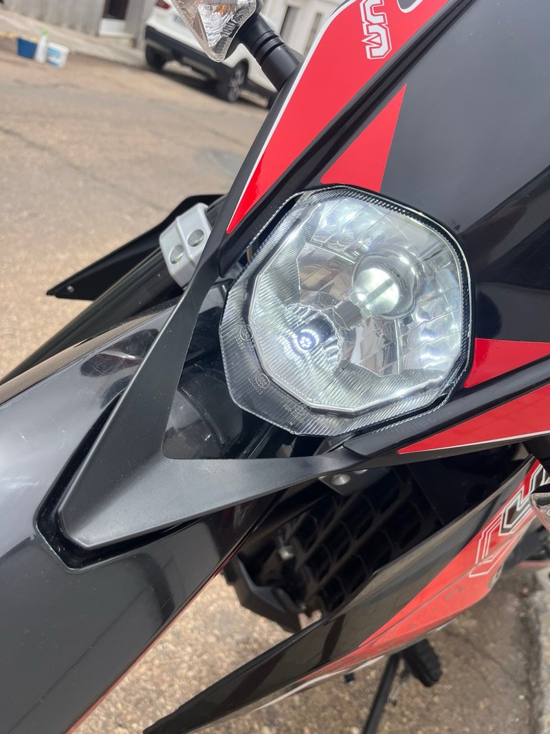 Moto UM DSR 125 Enduro Negra y Roja
